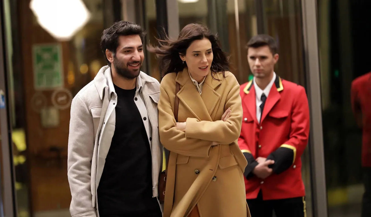 Cansu Dere and Berkay Ates in The Unfaithful (2020)