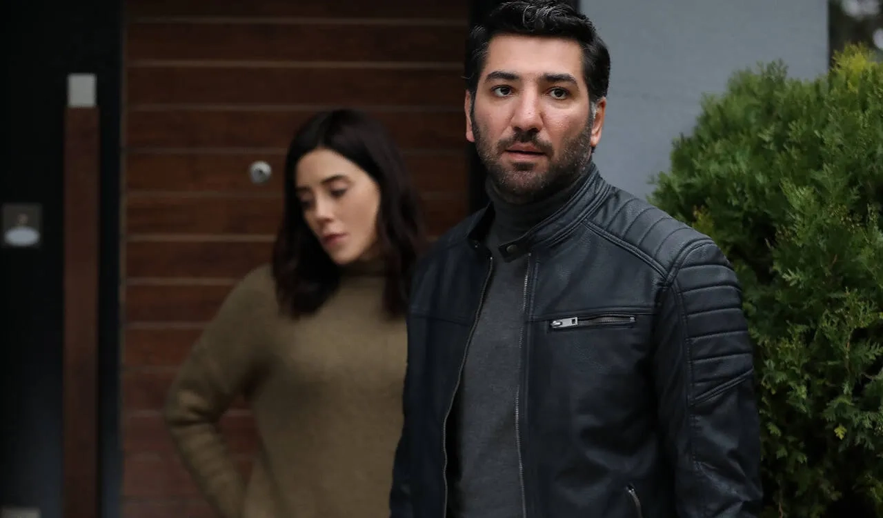 Cansu Dere and Berkay Ates in The Unfaithful (2020)