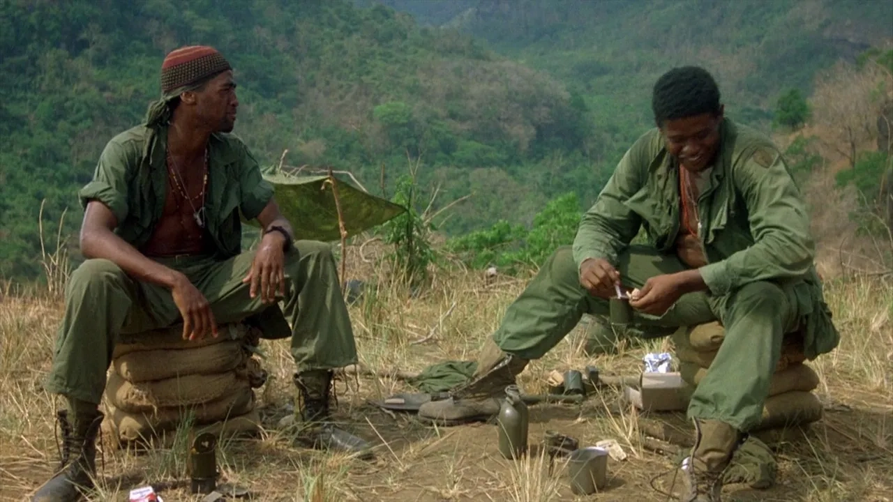 Forest Whitaker and Reggie Johnson in Platoon (1986)