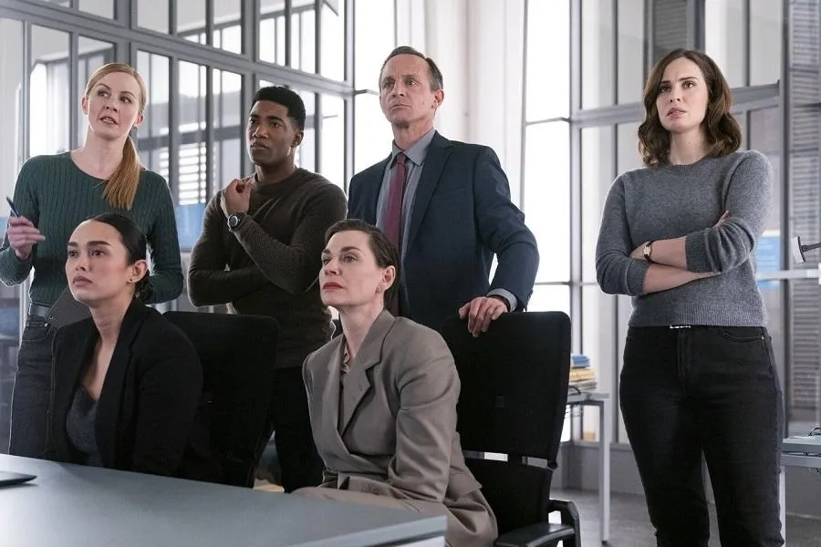 Christiane Paul, Tobias Schulze, Heida Reed, Carter Redwood, Eva-Jane Willis, and Vinessa Vidotto in FBI: International (2021)