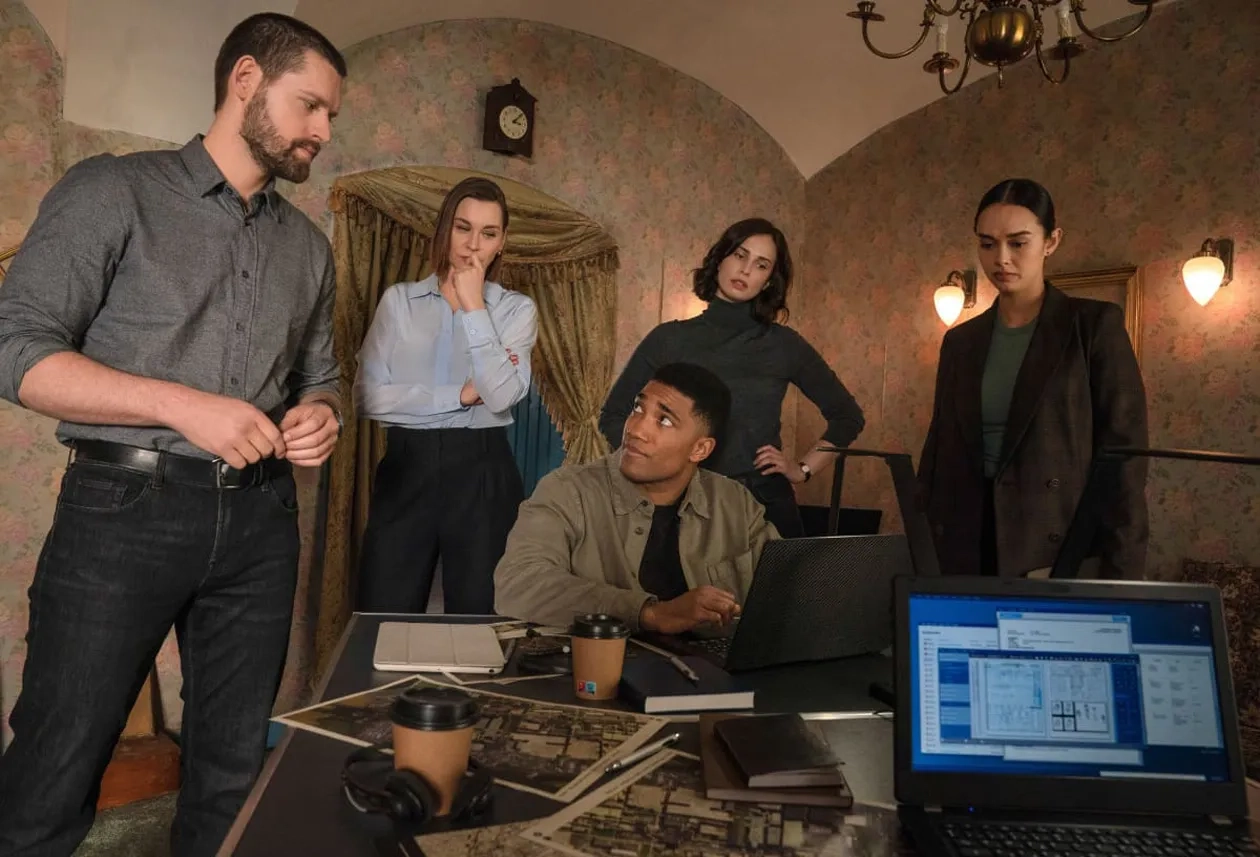 Christiane Paul, Luke Kleintank, Heida Reed, Carter Redwood, and Vinessa Vidotto in FBI: International (2021)