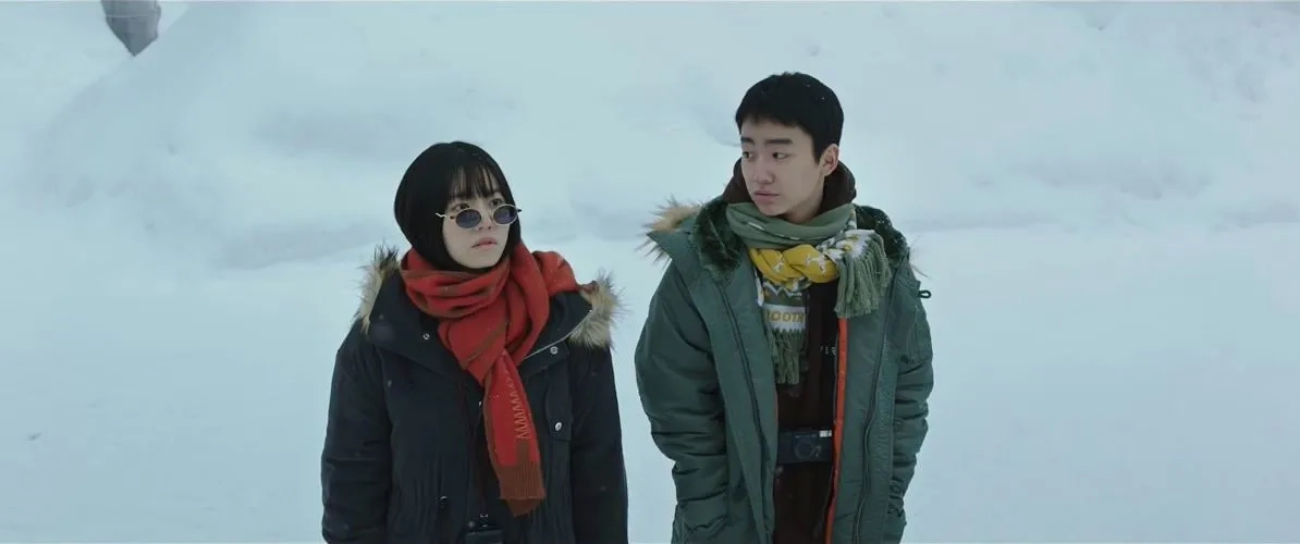 Yoo-Bin Sung and So-hye Kim in Moonlit Winter (2019)