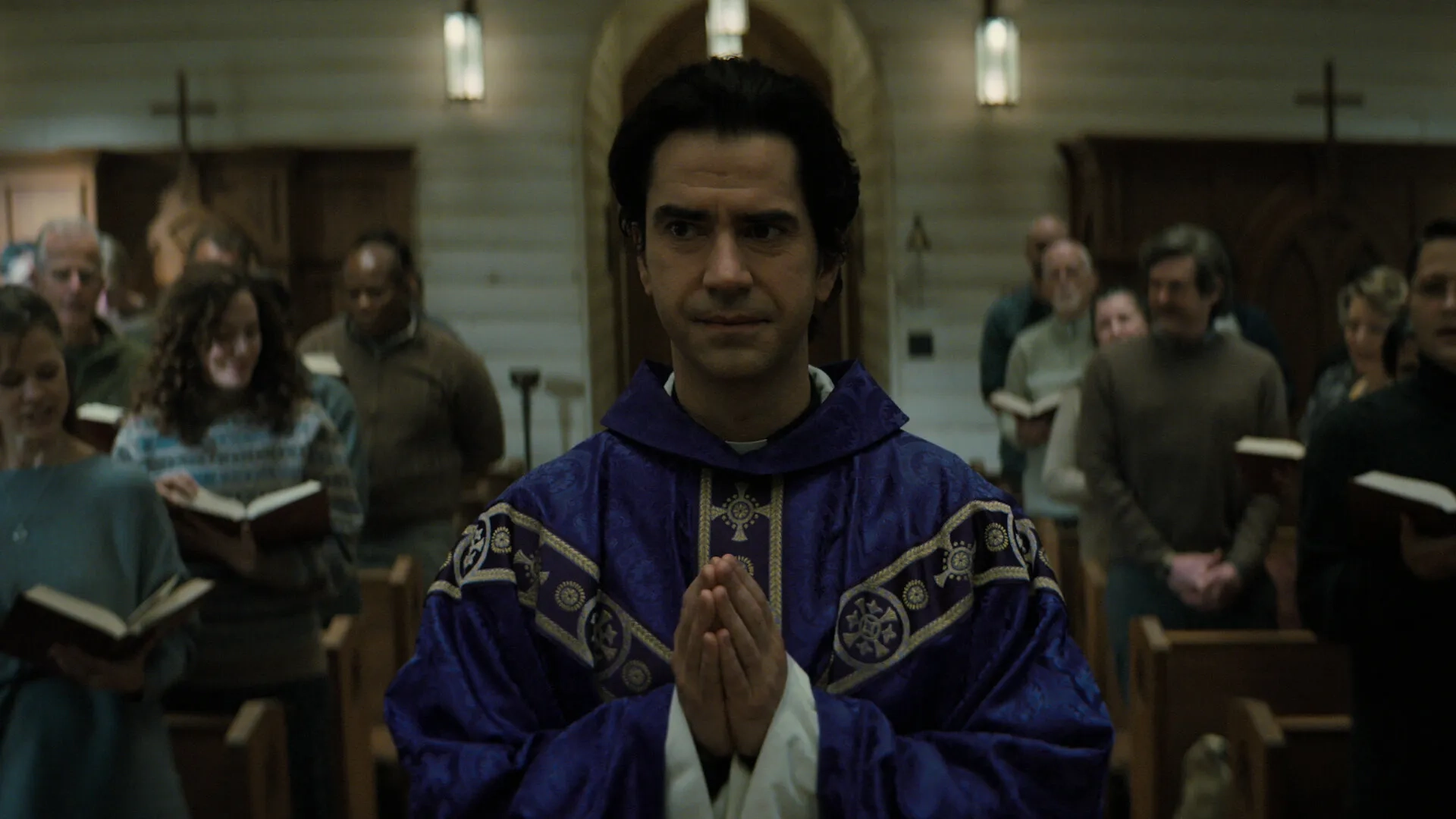 Hamish Linklater in Midnight Mass (2021)