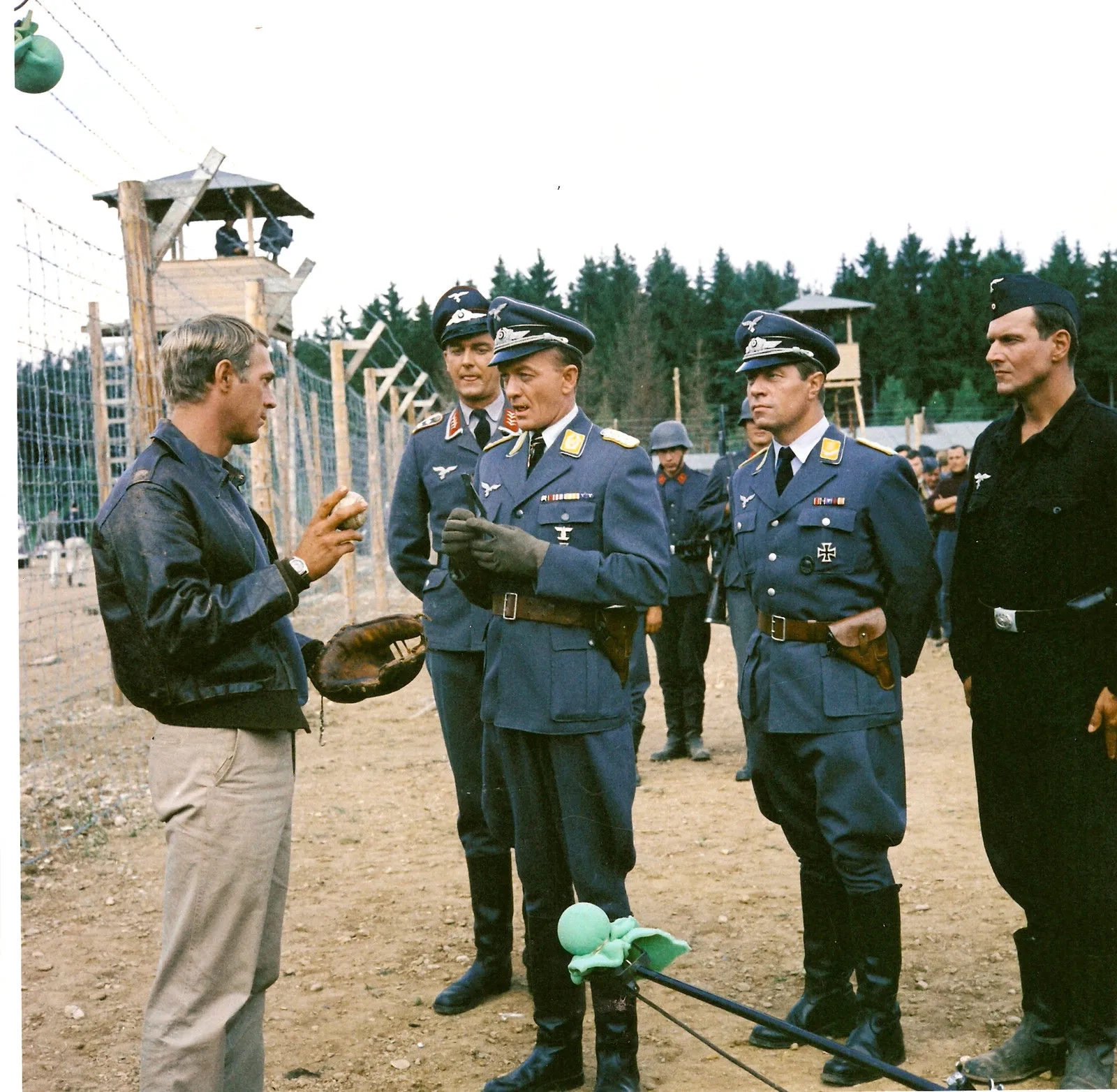 Steve McQueen, Robert Freitag, Hannes Messemer, and Heinz Weiss in The Great Escape (1963)