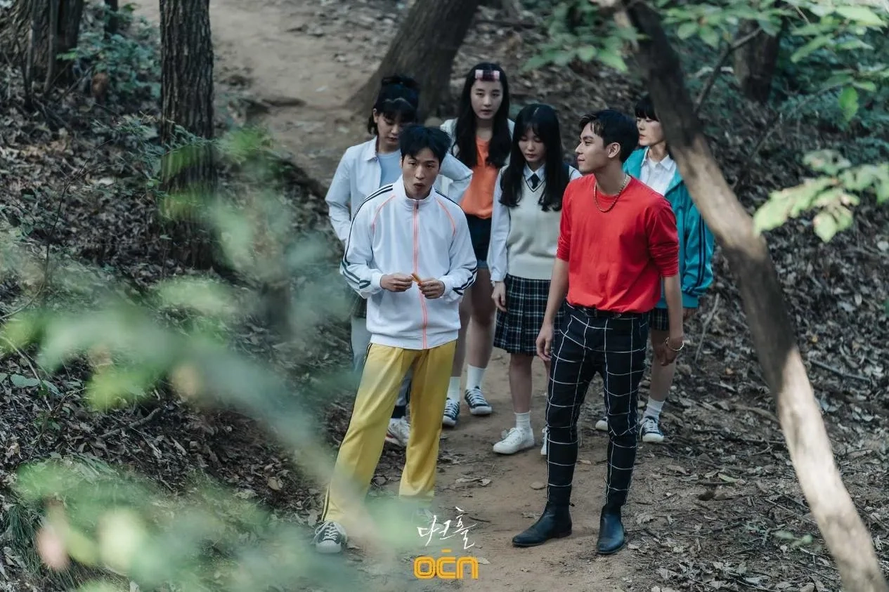 Kim Do-hoon, Yoon Jung-Hoon, Oh Yoo-Jin, Jung Se-Hyeon, Jung Soo-Bin, and Ho Sol-Hee in Dark Hole (2021)