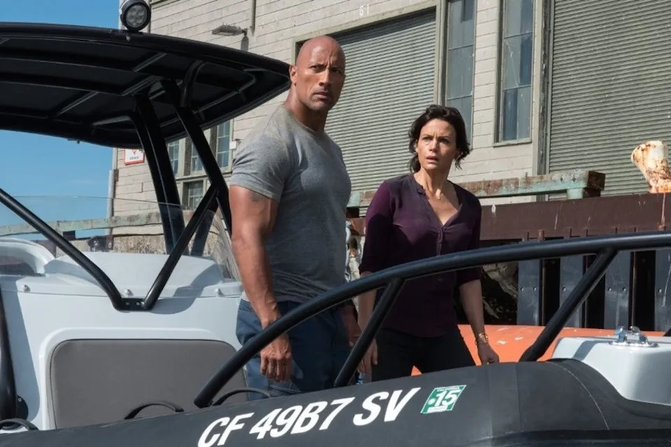 Carla Gugino and Dwayne Johnson in San Andreas (2015)