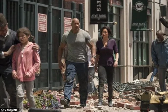 Carla Gugino and Dwayne Johnson in San Andreas (2015)