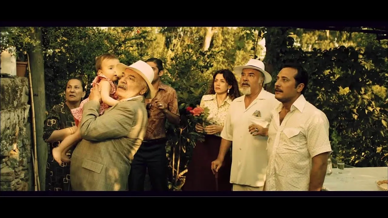 Çetin Tekindor, Yigit Özsener, Gökçe Bahadir, Mehmet Ali Kaptanlar, Sacide Tasaner, and Durukan Çelikkaya in My Grandfather's People (2011)